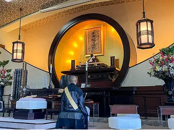 Praying in the Hondou of Myoshinji temple